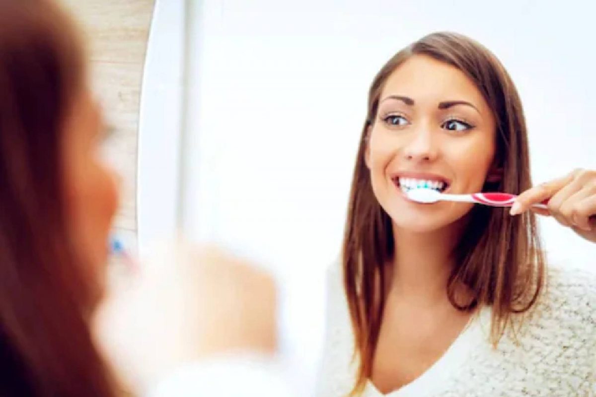 पीले दांत कैसे ठीक करें? ब्रश करते समय बस इस बात का ध्यान रखें पीले दांत कैसे ठीक करें? ब्रश करते समय बस इस बात का ध्यान रखें