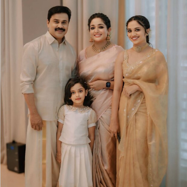 മാളവിക ജയറാമിന്റെ വിവാഹ സ്വീകരണ ചടങ്ങിൽ പങ്കെടുത്ത കാവ്യാ മാധവന്റെയും ദിലീപിന്റെയും മക്കളുടെയും ചിത്രം. കാവ്യയുടെ 'ലക്ഷ്യ' ബ്രാന്ഡിന്റെതാണ് ഈ വസ്ത്രങ്ങൾ  