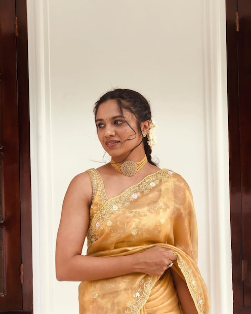  എന്നാൽ‌ മഞ്ജു വാര്യരെ മകള്‍ മീനാക്ഷി ദിലീപ് ഇന്‍സ്റ്റഗ്രാമില്‍ ഫോളോ ചെയ്യുന്നില്ല. അഞ്ച് ലക്ഷത്തിനടുത്ത് ഫോളോവേഴ്‌സ് ഉള്ള മീനാക്ഷി പിന്തുടരുന്നത് 51 പേരെയാണ്.