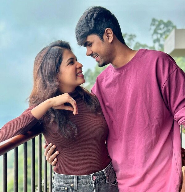വിവാഹജീവിതത്തിലേക്ക് കടക്കുന്നതിന്റെ ത്രില്ലിലും തയാറെടുപ്പിലുമാണ് ദിയ കൃഷ്ണ ഇപ്പോൾ. ബോയ്‌ഫ്രണ്ട് അശ്വിൻ ഗണേഷ് തന്നെയാണ് ദിയക്ക് ഭർത്താവായി വരിക. പ്രണയവിവാഹമെങ്കിലും, ഒരു പെണ്ണുകാണലും മറ്റുമായി രണ്ടു കുടുംബങ്ങളും ചേർന്ന് വിവാഹ നടത്തിപ്പിന് ആരംഭം കുറിച്ച് കഴിഞ്ഞു (തുടർന്ന് വായിക്കുക)