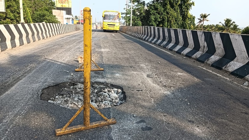  രണ്ട് വർഷത്തിലേറെയായി പാലത്തിൽ അറ്റകുറ്റപ്പണികൾ നടത്തിയിട്ടില്ലെന്നും ആരോപണം ഉണ്ട്. ഈ സാഹചര്യത്തിൽ ഇന്ന് റോഡിൻ്റെ മധ്യഭാഗത്ത് കോൺക്രീറ്റ് തകർന്ന് രണ്ട് മീറ്റർ വ്യാസമുള്ള കുഴി രൂപപ്പെട്ടത്.
