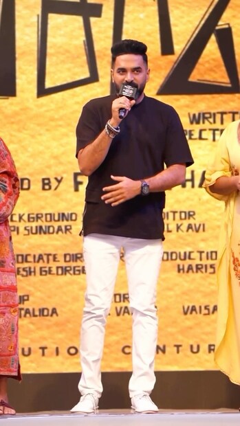 ഒരു വിവാഹബന്ധത്തിനു ശേഷം ഗോപിക്ക് ഒന്നിലേറെ പ്രണയങ്ങളും, അതിൽ കോർത്ത വിവാദങ്ങളും ഉണ്ടായിട്ടുണ്ട്. രണ്ടു ലിവിങ് ടുഗെദർ ബന്ധങ്ങൾ പരസ്യമാക്കുകയും, അത് രണ്ടും അവസാനിക്കുകയും ചെയ്തിരുന്നു. രണ്ടുപേരും ഗായികമാരായതിനാൽ ഗോപിക്ക് നേരെയുയർന്ന സൈബർ ട്രോളുകൾ ഏറെക്കൂടുതലായിരുന്നു 