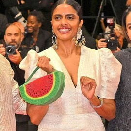 കനിയുടെ കയ്യിലെ ‘തണ്ണിമത്തന്’ ബാഗിനു പിന്നാലെ കഥ; ഇത് പോലെ ഒരെണ്ണം തനിക്കും വേണമെന്ന് നടി പാര്വതി കനിയുടെ കയ്യിലെ ‘തണ്ണിമത്തന്’ ബാഗിനു പിന്നാലെ കഥ; ഇത് പോലെ ഒരെണ്ണം തനിക്കും വേണമെന്ന് നടി പാര്വതി