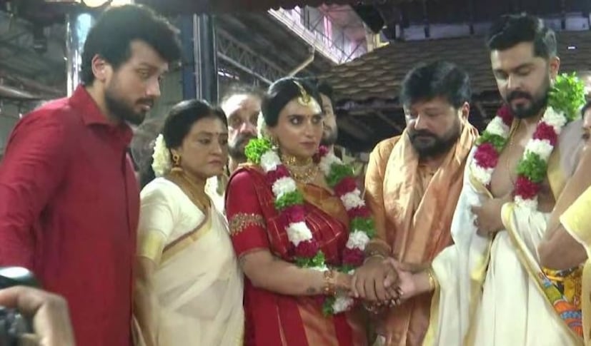  നിറകണ്ണുകളോടെ ചക്കിയെ നവനീതിനെ ഏൽപ്പിച്ച് ജയറാം. നടൻ ജയറാമിന്റെയും(Jayaram) പാർവതിയുടെയും(Parvathy Jayaram) മകൾ മാളവിക ജയറാം(Malavika Jayaram) ഗുരുവായൂരിൽ വിവാഹിതയായി. നവനീത് ഗിരീഷാണ്(Navneeth Girish) വരൻ.