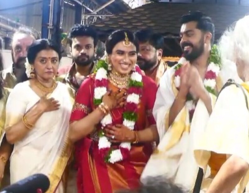 തമിഴ് സ്റ്റൈലില്‍ ചുവന്ന പട്ടുസാരി ചുറ്റിയാണ് മാളവിക താലികെട്ടിന് എത്തിയത്. കസവ് മുണ്ടും മേല്‍മുണ്ടുമായിരുന്നു നവനീതിന്‍റെ വേഷം.