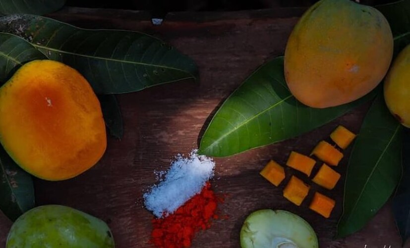 കണ്ണൂർ ജില്ലയിലെ ശാന്തമായ ചുറ്റുപാടിൽ സ്ഥിതി ചെയ്യുന്ന കുറ്റിയാട്ടൂർ ഗ്രാമം സമൃദ്ധമായ മാമ്പഴത്തോട്ടങ്ങൾക്ക് വളരെക്കാലമായി പേരുകേട്ടതാണ്. 'നമ്പ്യാർ മാങ്ങ', 'കണ്ണപുരം മാങ്ങ', 'കുഞ്ഞിമംഗലം മാങ്ങ', 'വടക്കുംഭാഗം മാങ്ങ' എന്നീ പേരുകളിലും അറിയപ്പെടുന്ന മാമ്പഴങ്ങളാണ് ഇവിടെ വളരുന്നത്. പഴുത്ത കുറ്റിയാട്ടൂർ മാങ്ങയുടെ ഓരോ കഷ്ണവും രുചികളുടെ സ്ഫോടനമാണ് നാവിൽ സൃഷ്ടിക്കുക.