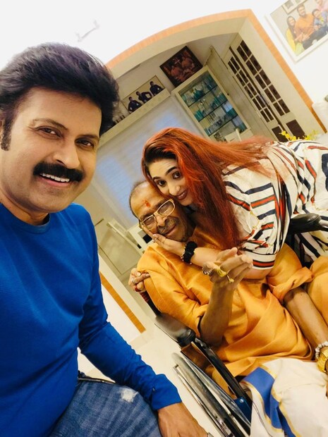  ''അച്ഛൻ ജീവിതത്തിൽ പുലർത്തിവന്ന കൃത്യതയും ധൈര്യവും എപ്പോഴും ഞങ്ങളുടെ ജീവിതങ്ങളിൽ പ്രേരണയായി ശേഷിക്കുന്നു. അച്ഛന്റെ കഥകളും പഴയ ഫോട്ടോകളും നോക്കിക്കൊണ്ട് സമയം കഴിക്കുന്നത് ഒരു സന്തോഷകരമായ യാത്രയാണ്. അച്ഛന്റെ സ്നേഹത്തിന്റെയും ത്യാഗത്തിന്റെയും സ്മരണകളാണ് അതിലെ പ്രധാനമായ നിധികൾ. (ഫോട്ടോ: മനോജ് കെ ജയൻ/ ഫേസ്ബുക്ക്)