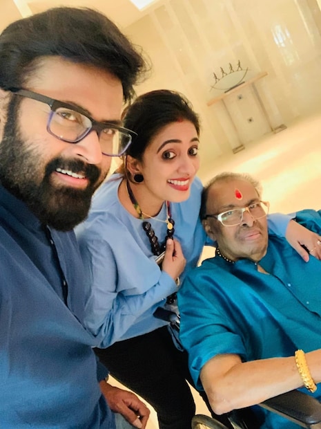  കുറിപ്പ് ഇങ്ങനെ - ''എന്റെ അച്ഛൻ... ഒരായുസ്സു മുഴുവൻ ബലം നൽകുന്ന അമൂല്യമായ ഓർമ്മകളും ജീവിതത്തിൽനിന്നും ഒരുപാട് പാഠങ്ങളും, മനസ്സിൽ ആഴത്തിലുറച്ച അനുഭവങ്ങളും സമ്മാനിച്ച് കൊച്ചച്ഛന്റെയടുത്തേയ്ക്ക് അച്ഛൻ യാത്രയായി. അച്ഛന്റെ ശാന്തത, ധൈര്യം, കാരുണ്യം എന്നിവ അദൃശ്യമായ ഭാഷയിലൂടെ പറഞ്ഞുതീർത്ത വിജ്ഞാനശകലങ്ങളാണ്. അച്ഛന്റെ നിശ്ശബ്ദതകൾ പോലും അർത്ഥവത്തായ സംവാദങ്ങളായിരുന്നു എന്നത് അച്ഛന്റെ വേർപാടിന്റെ ശേഷമാണ് തിരിച്ചറിയുന്നത്..'' (ഫോട്ടോ: മനോജ് കെ ജയൻ/ ഫേസ്ബുക്ക്)