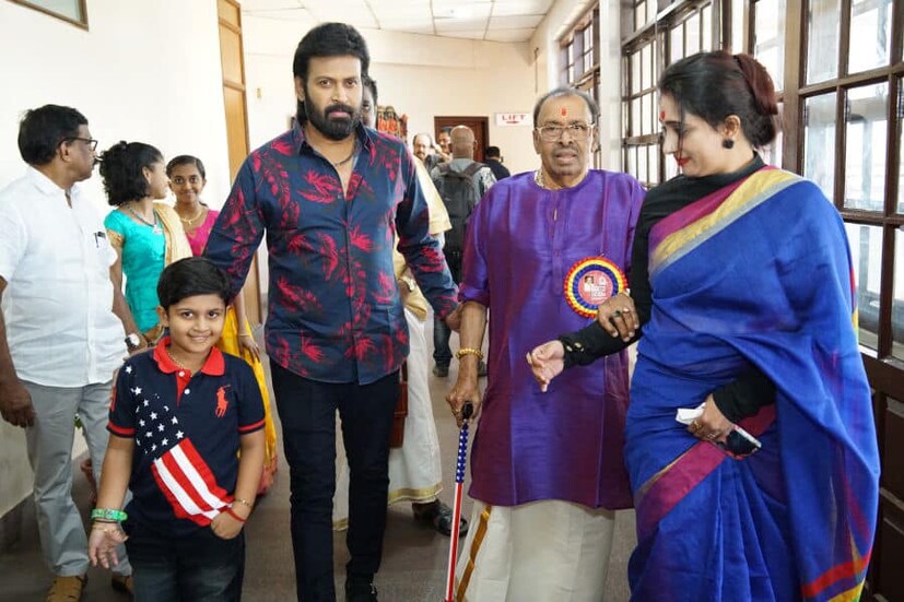  '' ഞാൻ ചെയ്യേണ്ടത് അതിന്റെ കുറവുകളെല്ലാം തീർത്ത് എനിയ്ക്കുവേണ്ടി ഫോണിലൂടെയും,നേരിട്ടും അവൾ ഓരോരുത്തർക്കും അർഹിക്കുന്ന സ്ഥാനവും,സ്നേഹവും പകർന്ന് ഇന്നും ഇടപെടുന്നുണ്ട്. അച്ഛനോട് എനിയ്ക്ക് പ്രകടിപ്പിക്കാനോ,പറയുവാണോ കഴിയാതിരുന്ന സ്നേഹം കുടിശ്ശിക തീർത്ത എനിയ്ക്കുവേണ്ടി പകർന്നുകൊടുത്തത് അവളാണ്. 15 വയസ്സിൽ അച്ഛൻ നഷ്ടപ്പെട്ട ആശയ്ക്ക് എൻറെ അച്ഛൻ അതിലേറെയായിരുന്നു''. (ഫോട്ടോ: മനോജ് കെ ജയൻ/ ഫേസ്ബുക്ക്)