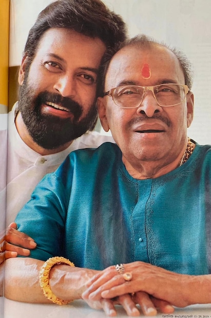  ''അവൾ ഒരു മരുമകളല്ല എന്റെ കുടുംബത്തിൽ. ഒരു മകളുടെ അച്ഛനോടുള്ള ഗാഢമായ സ്നേഹത്തെപ്പോലും ചിലർ എങ്ങനെ പരിഹാസത്തോടെ കാണുന്നുവെന്നത് വിഷമമുണ്ടാക്കി. എന്നാൽ ഇത് ഒരു സഹജമായ, ആഴമുള്ള ബന്ധമാണ്. അവൾക്കുണ്ടായ നഷ്ടം തിരിച്ചറിയുന്നത് അവൾ മാത്രമാണ്. ഇതിന്റെ യാഥാർത്ഥ്യം മനസ്സിലാക്കാത്തവരാണ് അവളുടെ വേദനയെയും അതിന്റെ ഗൗരവത്തെയും അവഗണിക്കുന്നത്.'' (ഫോട്ടോ: മനോജ് കെ ജയൻ/ ഫേസ്ബുക്ക്)