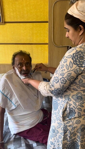  വേദനിക്കുന്ന സമയത്ത് പോലും ആശയുടെ കരച്ചിലിനെ പരിഹാസമാക്കി വാർത്തകൾ സൃഷ്ടിച്ചവർക്ക് തക്കതായ മറുപടിയാണ് മനോജ് കെ ജയൻ നൽകിയിരിക്കുന്നത്. ഫേസ്ബുക്കിലെ കുറിപ്പിനൊപ്പം ആശയും കെ ജി ജയനും തമ്മിലുള്ള ഹൃദയബന്ധം വ്യക്തമാക്കുന്ന ചിത്രങ്ങളും പങ്കുവെച്ചിട്ടുണ്ട്. (ഫോട്ടോ: മനോജ് കെ ജയൻ/ ഫേസ്ബുക്ക്)