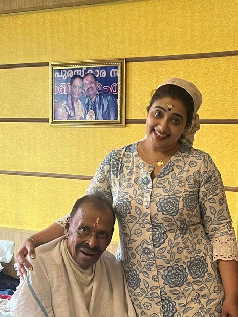  ''അച്ഛൻ ഭാഗ്യവാനായിരുന്നു. നേടാവുന്നതെല്ലാം നേടി. പത്മശ്രീ പോലെയുള്ള ദേശീയ ബഹുമതിയും മറ്റനേകം അംഗീകാരങ്ങളും നേടി, ആഗ്രഹിച്ചതുപോലെ ആസ്വദിച്ചു ജീവിച്ചു. പൂർണ്ണായുസ്സോടെ ജീവിച്ചു വിഷ്ണു പാദംപൂകി. മാത്രമല്ല സ്വന്തമായ ശൈലിയിലുള്ള ഈണവും,ആലാപനവും കൊണ്ട് ഭക്തജനമനസ്സുകളിൽ എന്നും നിറഞ്ഞു നിൽക്കുന്ന.ഗാനങ്ങളിലൂടെയും ജനമനസ്സുകളിൽ അച്ഛൻ ഓർമ്മിക്കപ്പെടുമെന്നത് വളരെ സന്തോഷമുണ്ടാക്കുന്ന കാര്യമാണ്.'' (ഫോട്ടോ: മനോജ് കെ ജയൻ/ ഫേസ്ബുക്ക്)