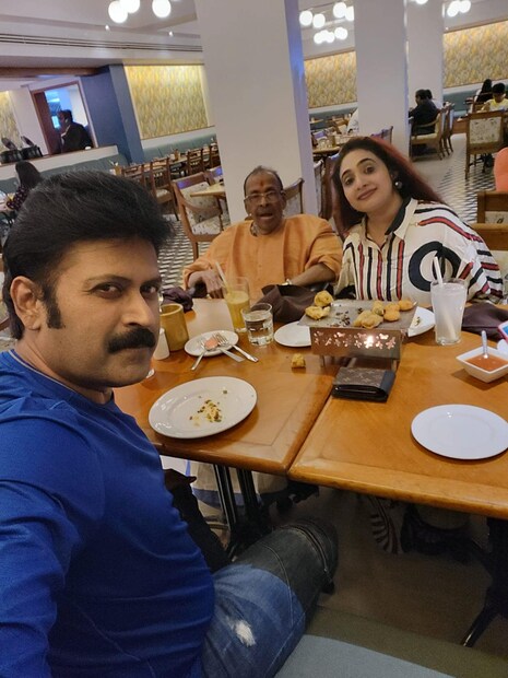  ''ആശയുടെ വരവാണ് എന്റെ ജീവിതത്തിന് അർത്ഥങ്ങൾ ഉണ്ടാക്കിയതെന്ന് നിസ്സംശയം പറയാം. വേണ്ടതറിഞ്ഞു പ്രവർത്തിയ്ക്കാനും,വേണ്ടത്തതിനെ നിസ്സാരമായി തള്ളിക്കളയാനും അവൾക്കുള്ള ശേഷി എന്നെ അതിശയിപ്പിച്ചിട്ടുണ്ട്. ചെറുപ്പത്തിലേ തന്നെ ബന്ധുക്കളുമായി ഇടപഴക്കാനോ, ബന്ധങ്ങൾ നിലനിർത്തിക്കൊണ്ടുപോകാനോ സമയക്കുറവ് കൊണ്ടു കഴിയാതിരുന്ന എന്റെ പരിമിതിയെ മറികടന്നതും അവളാണ്''. (ഫോട്ടോ: മനോജ് കെ ജയൻ/ ഫേസ്ബുക്ക്)