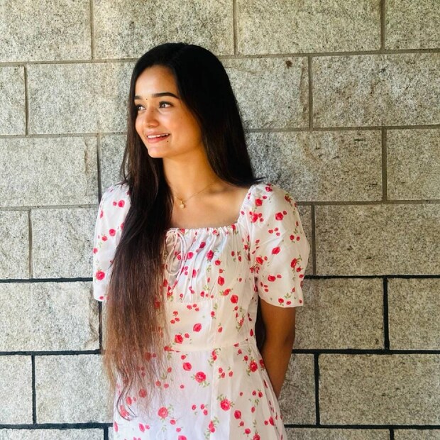  തന്റെ യാത്രകള്‍ക്കായി പുതിയ ഒരു വാഹനം സ്വന്തമാക്കിയിരിക്കുകയാണ് താരം ഇപ്പോൾ. എം ജിയുടെ കുഞ്ഞന്‍ ഇലക്ട്രിക് മോഡലായ കോമറ്റ് ഇ വിയാണ് മീനാക്ഷി തന്റെ യാത്രകള്‍ക്കായി തെരഞ്ഞെടുത്തത്. (Image: Meenakshi/ Facebook)