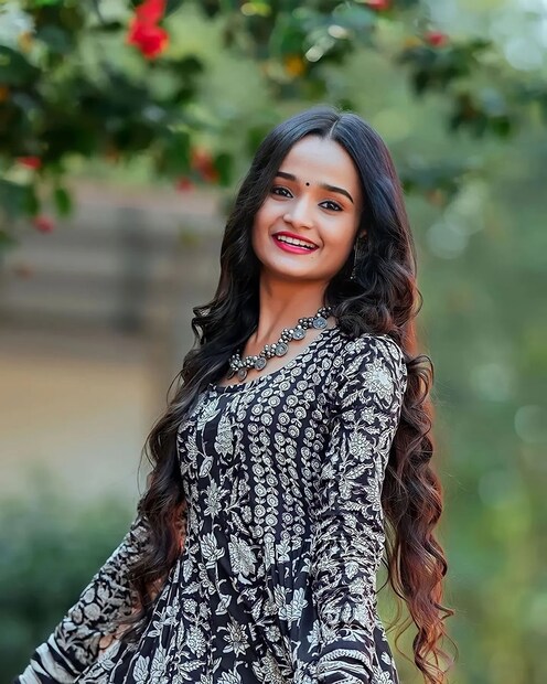  ഡാമുകളിൽ വെള്ളം വറ്റിയെന്നും കറണ്ട് ചാർജ് കുത്തനെ ഉയരുമെന്നും ഒരു ആരാധകൻ ചൂണ്ടിക്കാട്ടിയപ്പോൾ, 'നമ്മ സൂര്യനെ പിടിച്ചിട്ടുണ്ട് ...' എന്നായിരുന്നു മീനാക്ഷിയുടെ മറുപടി. (Image: Meenakshi/ Facebook)