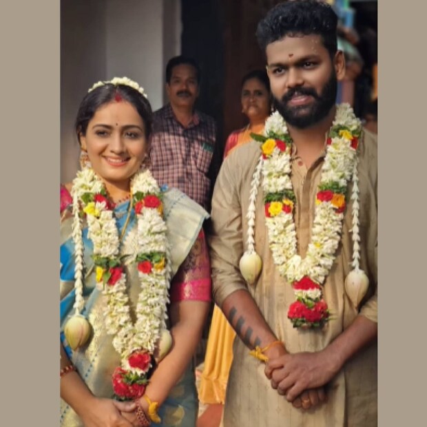 മീരയുടെയും വിപിനിന്റെയും വിവാഹവാർത്ത വന്ന ലിങ്കുകളിലും, അവരുടെ പോസ്റ്റുകളിലും ചിലർ ആക്രമണം അഴിച്ചു വിട്ടിട്ടുണ്ട്. എന്നാൽ തനിക്ക് മീരയോടുള്ള പ്രണയത്തെപ്പറ്റി വിപിൻ പറഞ്ഞു കഴിഞ്ഞിരിക്കുന്നു 