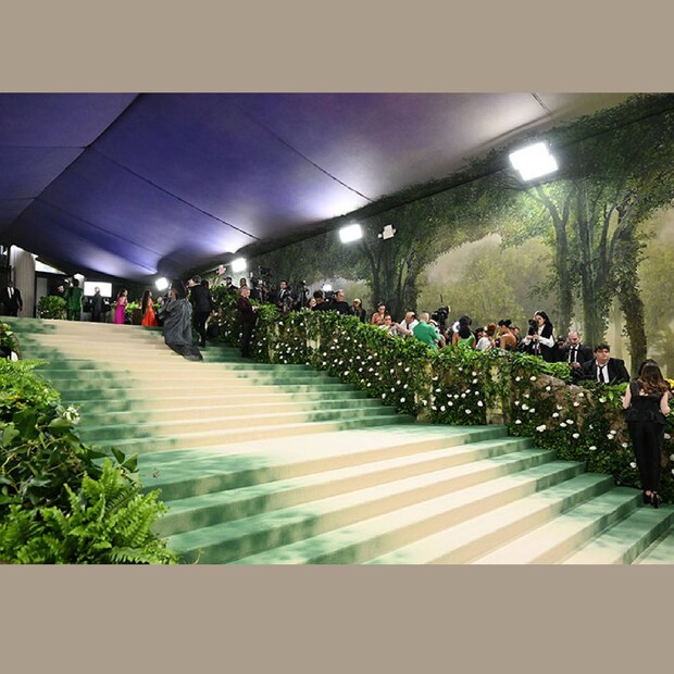 ടേബിൾ ഒന്നിന് നിരക്ക് 350,000 ഡോളറാണ്. മൂന്നു കോടിയോളം രൂപയാണ് (2,92,41,397.50) ഈ ടേബിളിന്റെ വില. സാധാരണയായി ടേബിളുകൾ വാങ്ങുന്നത് ഡിസൈൻ ഹൗസുകളോ ബ്രാൻഡുകളോ കമ്പനികളോ ആണ്. അവർ ആരെയാണ് ടേബിളിലേക്ക് ക്ഷണിക്കാൻ ആഗ്രഹിക്കുന്നതെന്ന് തിരഞ്ഞെടുക്കുന്നു. ഇതിന് വിന്ററിൽ നിന്നുള്ള അനുമതിയും ആവശ്യമാണ്