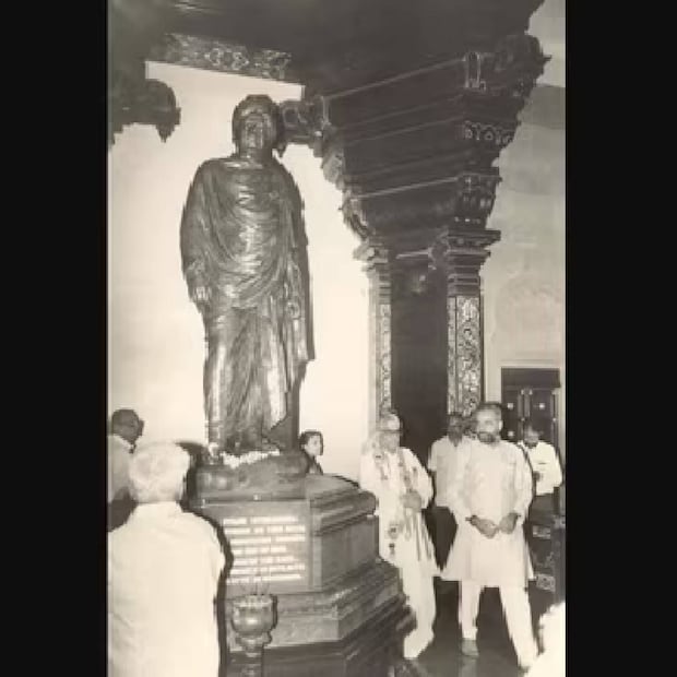 പ്രധാനമന്ത്രി നരേന്ദ്ര മോദി കന്യാകുമാരിയിലെ വിവേകാനന്ദ പാറയിൽ ധ്യാനമിരിക്കുന്ന വാർത്ത രാജ്യമെമ്പാടും ശ്രദ്ധ നേടുകയാണ്. ആകെ 45 മണിക്കൂർ നീളുന്ന ധ്യാനത്തിലാണ് മോദി. കഴിഞ്ഞ ദിവസം വൈകുന്നേരത്തോടു കൂടി മോദി കന്യാകുമാരിയിൽ എത്തിച്ചേർന്നു ധ്യാനം ആരംഭിച്ചു. നാളെ തിരികെ മടക്കം ഉണ്ടാകും. ഈ വേളയിൽ 33 വർഷങ്ങൾ മുൻപുള്ള ഒരു ഫോട്ടോ സോഷ്യൽ മീഡിയയിൽ തരംഗം തീർക്കുന്നു 