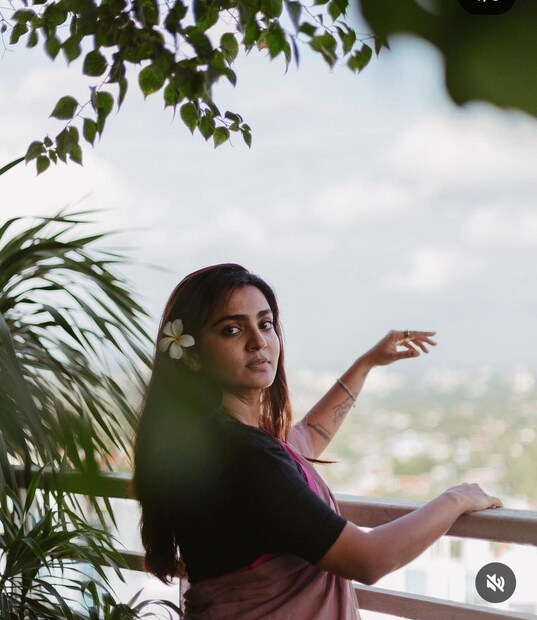  സംഭവം എന്താണെന്ന് മെസേജ് അയച്ച് ചോദിച്ചവരോട് ഇന്ന് അറിയാം എന്ന് പാര്‍വതി മറുപടിയും നല്‍കിയിട്ടുണ്ട്. ഇതിന്റെ സ്‌ക്രീന്‍ ഷോട്ടുകള്‍ പാര്‍വതി തന്റെ സ്റ്റോറിയില്‍ പങ്കുവച്ചിട്ടുമുണ്ട്.