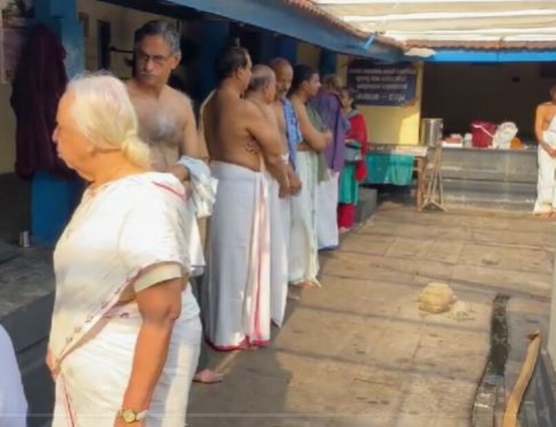  പുലർച്ചെ വടക്കുംനാഥ ക്ഷേത്രത്തിൽ ഋഷഭനു 108 കുടം ജല അഭിഷേകവും, വടക്കുംനാഥന് പ്രത്യേക <em>ശംഖാഭിഷേകവും</em> നടന്നു. നിരവധി ഭക്തജനങ്ങളും ആത്മീയ ആചാര്യന്മാരും ചിറക്കൽ മഹാദേവക്ഷേത്രത്തിൽ നടക്കുന്ന വരുണജപത്തിൽ പങ്കെടുക്കാനായി എത്തുന്നുണ്ട്.