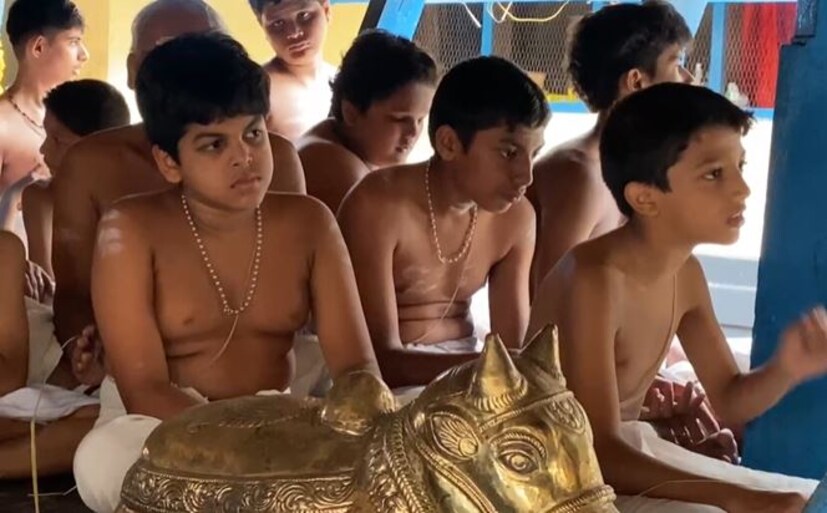  40 വർഷം മുൻപാണ് സമാന രീതിയിൽ പൂജ നടത്തിയത്. അന്ന് ജപം അവസാനിച്ചതോടെ മഴ പെയ്തിരുന്നു. വരുണ ദേവൻ പ്രീതിപ്പെടുന്നതോടെ ഇപ്രാവശ്യവും മഴ പെയ്യും എന്ന വിശ്വാസത്തിലാണ് സംഘാടകർ.