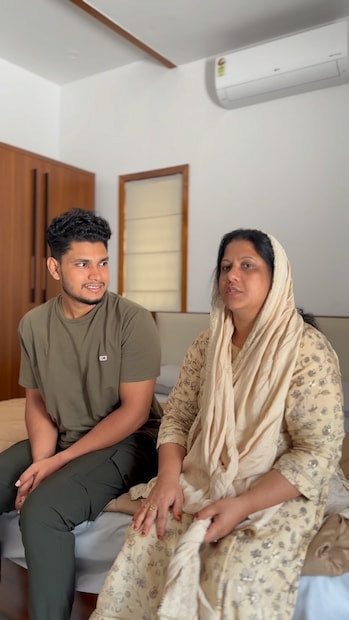  ഡിവോഴ്സായി നിൽക്കുന്ന സമയത്ത് പുറത്തുപോകുമ്പോൾ വേറെ വിവാഹം ചെയ്യുന്നില്ലേ? കുട്ടികളെ എന്താക്കും? ചെലവിനെങ്ങനെയാണ്? എന്നൊക്കെയായിരുന്നു ചോദ്യങ്ങൾ. ഇതൊന്നും ഇഷ്ടമല്ലാത്തതിനാൽ കഴിയുന്നതും പുറത്തുപോകില്ലായിരുന്നുവെന്നും ഷെമി പറയുന്നു. (image: ttfamily/instagram)