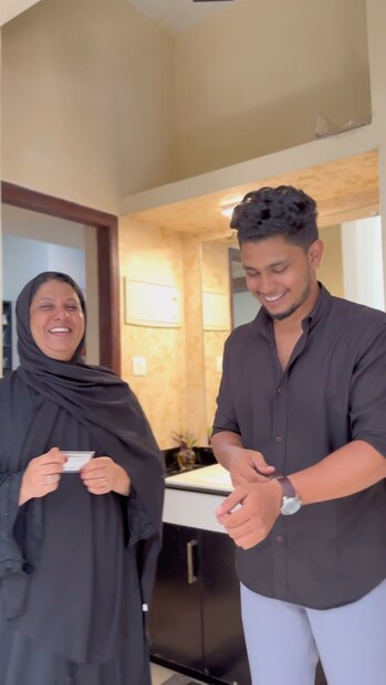  സ്വത്തൊക്കെ കണ്ടാണ് ഷെഫി ഷെമിയെ വിവാഹം ചെയ്തതെന്നാണ് ചില കമന്റുകൾ. എന്നാൽ തനിക്ക് അത്ര സ്വത്തൊന്നും ഇല്ലെന്നും ചെറിയൊരു വീട് മാത്രമേയുള്ളൂവെന്നും അത് ഇപ്പോഴും തന്റെ പേരിലാണെന്നും ഷെമി പറയുന്നു. (image: ttfamily/instagram)