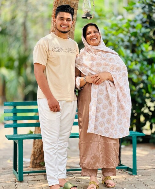  ടി ടി ഫാമിലിയെ അറിയാമോ? സോഷ്യൽ മീഡിയയിൽ സജീവമായവരോട് ഈ ചോദ്യത്തിന് പ്രസക്തിയില്ല. അത്രമാത്രം സുപരിചിതരമാണ് ടിടി ഫാമിലിയിലെ ഷെമിയും ഷെഫിയും. കുഞ്ഞ് വീഡിയോകളും റൊമാന്റിക് റീൽസുമായുമെല്ലാം ഇവർ സോഷ്യൽ മീഡിയയിൽ നിറഞ്ഞുനിൽക്കുകയാണ്. (image: ttfamily/instagram)
