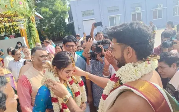  ഇൻഡോർ: ഇന്ത്യൻ ക്രിക്കറ്റ് താരം വെങ്കിടേഷ് അയ്യർ വിവാഹിതനായി. ശ്രുതി രംഗനാഥന്‍ ആണ് വധു. ഇരുവരുടെയും വിവാഹ ചിത്രങ്ങൾ സമൂഹ മാധ്യമങ്ങളില്‍ വൈറലായി മാറിയിരിക്കുകയാണ് ഇപ്പോൾ.