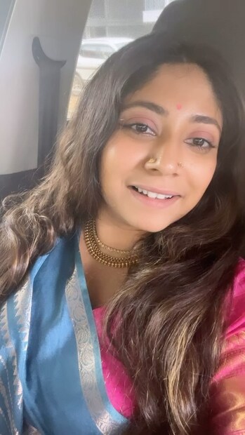അയാളുടെ പ്രൊഫൈൽ സ്ക്രീൻഷോട്ട് ഉൾപ്പെടുത്തിയാണ് അഭയ ഹിരണ്മയിയുടെ മറുപടി. 'നാട്ടിലുള്ള സ്ത്രീകൾ കാൽ അകത്തി വെക്കണം എന്നാണ് അദ്ദേഹം എന്റെ കമന്റ് ബോക്സിൽ വന്ന് പറഞ്ഞത്. ആരെങ്കിലും ഇദ്ദേഹത്തിന്റെ അമ്മയോടോ പെങ്ങളോടോ ഒന്ന് പറയുവോ, മകന്റെ ഈ മാനസികാവസ്ഥ,' എന്ന് അഭയ 