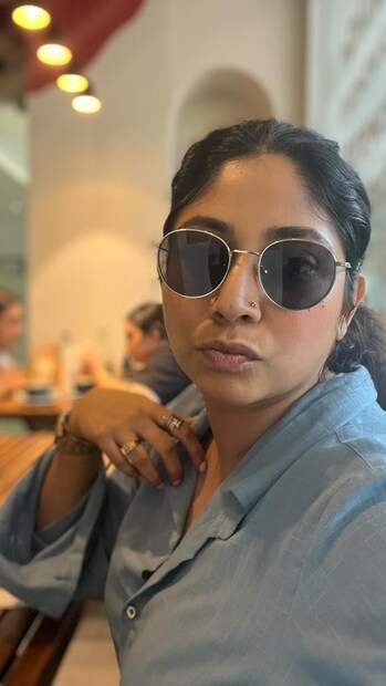 'കമന്റ് ഇടാൻ ആശയ ദാരിദ്ര്യം ആണെന്ന് പറഞ്ഞാൽ മനസിലാക്കാം. പക്ഷെ ലൈംഗിക ദാരിദ്ര്യം കാരണം ബാക്കിയുള്ളവരുടെ കമന്റ് ബോക്സിൽ വന്ന് ഇങ്ങനെ ഛർദിക്കുന്ന എല്ലാ നല്ലവരായ നാട്ടുകാരോടും പുച്ഛം മാത്രം. നിങ്ങൾ ഛർദിച്ചോ. ഛർദിച്ചു ഛർദിച്ചു പോയി ചത്തോ. അതാണ് നിന്റെയൊക്കെ അമ്മയ്ക്കും പെങ്ങൾക്കും നല്ലത്' എന്ന് അഭയയും രൂക്ഷ പ്രതികരണം നടത്തി 