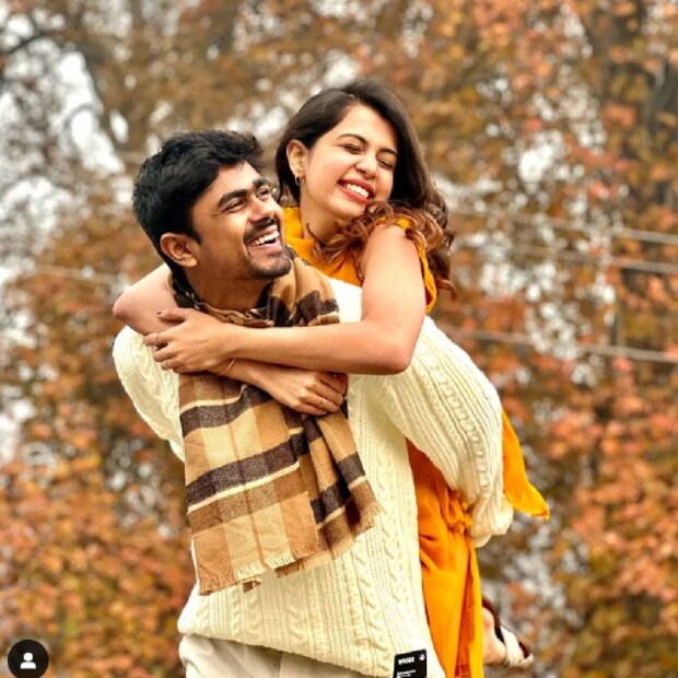നടി  നയൻ‌താരയും ഭർത്താവ് വിഗ്നേഷ് ശിവനും വിവാഹം കഴിച്ചിട്ട് വർഷം രണ്ട് തികയുന്നു. ഇവരുടെ വിവാഹവീഡിയോ അഥവാ നയൻ‌താരയെ കുറിച്ചുള്ള ഡോക്യുമെന്ററി ഒരു നോക്ക് കാണാൻ കണ്ണിൽ എണ്ണയൊഴിച്ച് മതിയായിരിക്കുകയാണ് അവരുടെ ആരധകർക്ക്. പറഞ്ഞ വാക്കുമായി പോയ ഗൗതം വാസുദേവ് മേനോനെ മഷിയിട്ടു നോക്കിയാൽ പോലും കിട്ടാത്ത അവസ്ഥ. ഈ വേള സോഷ്യൽ മീഡിയ സെലിബ്രിറ്റിയായ ദിയാ കൃഷ്ണയെ നെറ്റ്ഫ്ലിക്സ് വെബ് സീരീസിൽ എടുത്തോ?