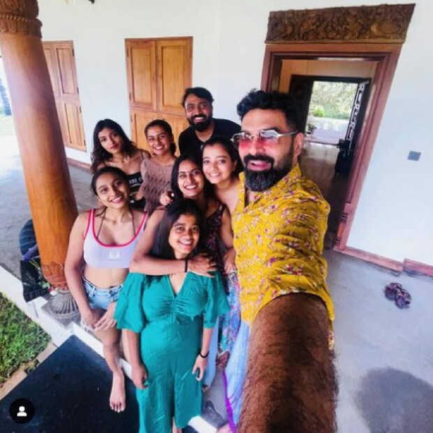 ഒരു കൂട്ടുകാരിയുടെ ഒപ്പമുള്ള ചിത്രം പോസ്റ്റ് ചെയ്താൽ കമന്റ് വരും എന്നത് കാരണം, എല്ലാ കൂട്ടുകാരികൾക്കും ഒപ്പമുള്ള ചിത്രം ഗോപി പോസ്റ്റ് ചെയ്തിരുന്നു. ഇതിനും കിട്ടി കമന്റിന്റെ പൊടിപൂരം 