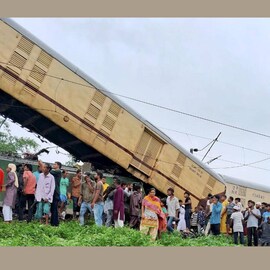 പശ്ചിമ ബംഗാളിൽ ഗുഡ്ഡ്സ് ട്രെയിൻ പാസഞ്ചർ ട്രെയ്‌നുമായി കൂട്ടിയിടിച്ച് 15 മരണം