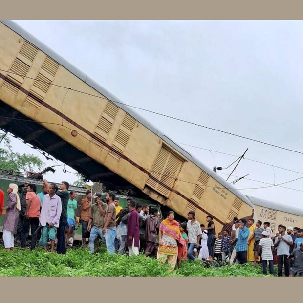 പശ്ചിമ ബംഗാളിലെ രംഗപാണി സ്റ്റേഷന് സമീപം സീൽദായിലേക്കുള്ള കാഞ്ചൻജംഗ എക്‌സ്പ്രസുമായി ചരക്ക് ട്രെയിൻ കൂട്ടിയിടിച്ച് 15 പേർ മരിച്ചു. 60 ഓളം പേർക്ക് പരിക്കേറ്റു. ഗുഡ്‌സ് ട്രെയിനിൻ്റെ ലോക്കോമോട്ടീവ് പിന്നിൽ നിന്ന് കൂട്ടിയിടിച്ചതിൻ്റെ ആഘാതത്തിൽ എക്‌സ്‌പ്രസ് ട്രെയിനിൻ്റെ മൂന്ന് പിൻ കമ്പാർട്ടുമെൻ്റുകൾ പാളം തെറ്റിയതായി റെയിൽവേ അധികൃതർ പറഞ്ഞു. നോർത്ത് ബംഗാളിലെ ന്യൂ ജൽപായ്ഗുരി സ്റ്റേഷനിൽ നിന്ന് 30 കിലോമീറ്റർ അകലെയുള്ള സ്ഥലത്ത് രക്ഷാപ്രവർത്തനം പുരോഗമിക്കുകയാണ്, പരിക്കേറ്റവരെ അടുത്തുള്ള ആശുപത്രികളിലേക്ക് മാറ്റുകയാണ്
