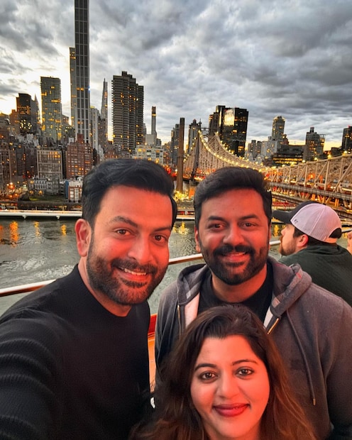 അടുത്തിടെ മക്കൾ ഇന്ദ്രജിത്തും പൃഥ്വിരാജും 'L2 എമ്പുരാൻ' സിനിമയുടെ ചിത്രീകരണവുമായി ബന്ധപ്പെട്ട് അമേരിക്കയിൽ ഒന്നിച്ചുണ്ടായിരുന്നു. ചിത്രത്തിന്റെ പ്രധാന ഷെഡ്യൂളുകളിൽ ഒന്ന് അമേരിക്കയിലായിരുന്നു