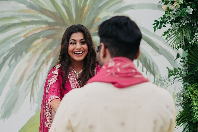  അടുത്ത കൂട്ടുകാരായ ആൻ അഗസ്റ്റിൻ(Ann Augustin), നസ്രിയ നസിം(Nazriya Nazim), ശ്രിന്ദ(Srinda) എന്നിവരെ മെഹന്ദി ചടങ്ങുകളിലെ ചിത്രങ്ങളിൽ കാണാം. കുടുബവും ആഘോഷങ്ങളിൽ മീരയുടെ കൂടെയുണ്ട്.