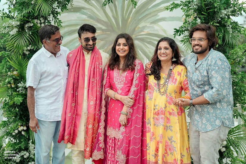  മീരയുടെയും ശ്രീജുവിന്റേയും കുടുംബങ്ങളും സുഹൃത്തുക്കളും നിറയുന്ന ഹൽദി ആഘോഷങ്ങളുടെ ചിത്രങ്ങൾ കൂടാതെ വീഡിയോയും താരം പങ്കുവെച്ചിട്ടുണ്ട്.