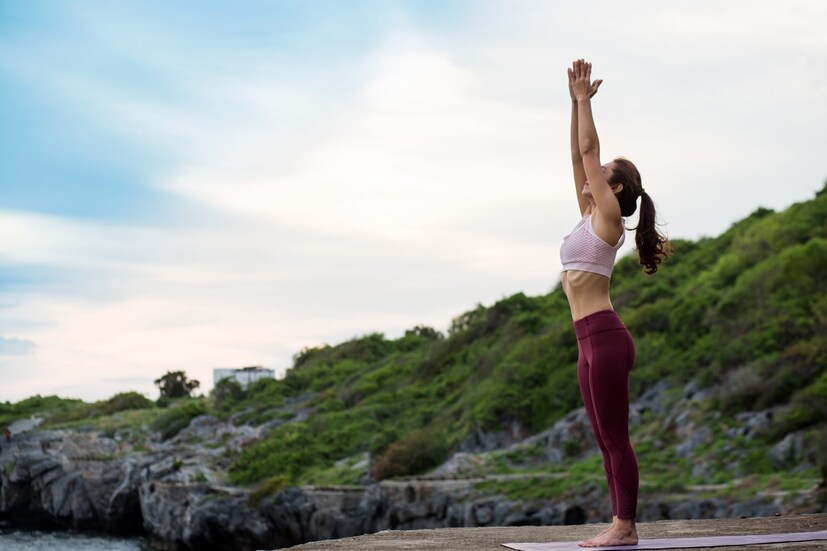  <strong>തഡാസന/മൗണ്ടൻ പോസ് - Mountain Pose (Tadasana):</strong> തഡാസന അല്ലെങ്കിൽ മൗണ്ടൻ പോസ് എന്നത് വിന്യാസം, സ്ഥിരത, ഗ്രൗണ്ടിംഗ് എന്നിവ ലക്ഷ്യമിടുന്ന ഒരു അടിസ്ഥാന യോഗാസനമാണ്. തഡാസന പരിശീലിക്കുമ്പോൾ, നിവർന്നു നിൽക്കുക, കാലുകൾ ഇടുപ്പിനോട് ചേർത്തു വയ്ക്കുക, കൈകൾ വശങ്ങളിൽ സുഖമായി തൂക്കിയിടുക, മുന്നോട്ട് നോക്കുക. ആഴത്തിൽ ശ്വസിക്കുകയും നിങ്ങളുടെ പാദങ്ങൾ നിലവുമായി ബന്ധിപ്പിക്കുകയും ചെയ്യുക. ഈ ആസനം ശരീരത്തിന്‍റെ വിന്യാസ ബോധം വർദ്ധിപ്പിക്കുകയും സ്ഥിരതയെ പ്രോത്സാഹിപ്പിക്കുകയും ചെയ്യുന്നു. പേശികളുടെ സന്തുലിതാവസ്ഥ പുനഃസ്ഥാപിക്കുന്നതിനും തഡാസന സഹായകമാണ്.