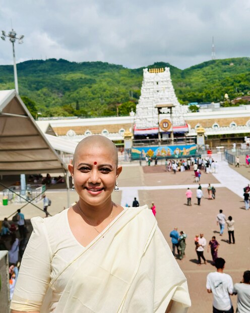  എല്ലാ അഹംഭാവങ്ങളെയും തമോഗുണങ്ങളെയും ഇല്ലായ്മ ചെയ്യുന്ന ഭഗവാന്റെ സന്നിധിയിൽ എന്ന കുറിപ്പോടെയാണ് രചന നാരായണൻകുട്ടി തിരുപ്പതി ക്ഷേത്രത്തിൽ മുടി സമർപ്പിച്ച വിവരം പങ്കുവെച്ചത്. ഇതോടെ നിരവധി പേരാണ് താരത്തിന് ആശംസകൾ നേർന്ന് എത്തുന്നത്.