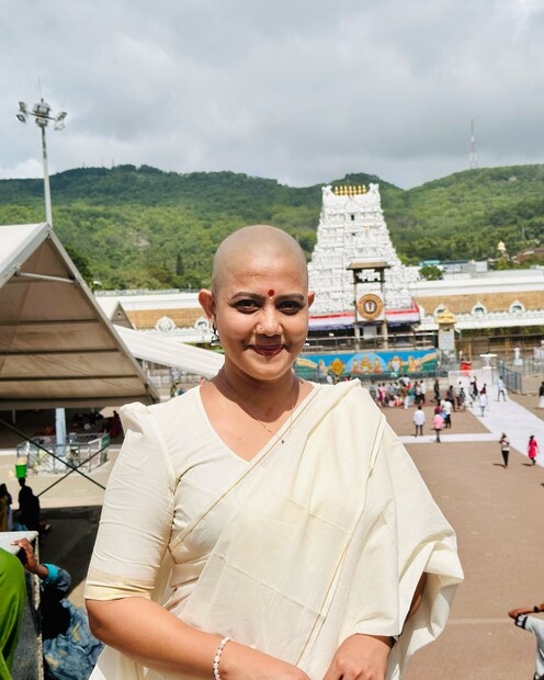  സോഷ്യൽ മീഡിയയിൽ സജീവമായ താരം തന്റെ എല്ലാ അഭിപ്രായങ്ങളും ആരാധകർക്കിടയിൽ വൈറലാകാറുണ്ട്. പല വിഷയത്തിൽ താരം പ്രതികരിച്ച് എത്താറുണ്ട്.