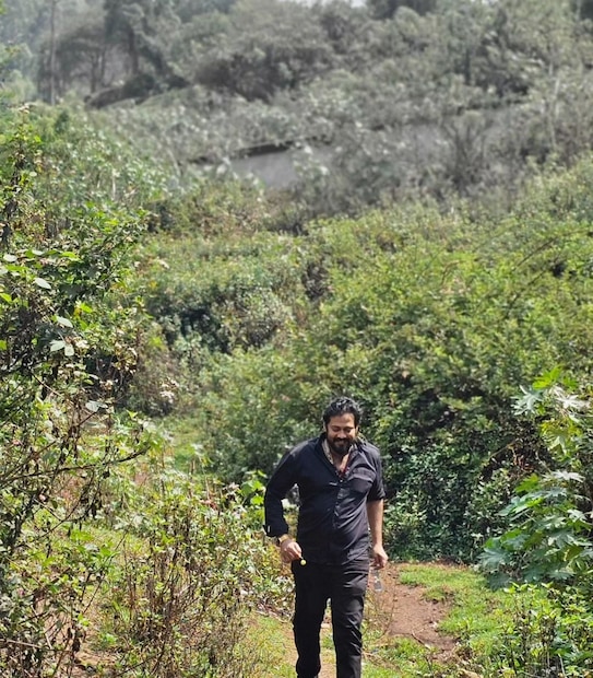 മൂന്നാം വിവാഹവാർഷികത്തിനു പോലും ബാലയും എലിസബത്തും ഒന്നിച്ചുണ്ടായില്ല എന്നതാണ് വാസ്തവം. എന്നാൽ, ബാലയുടെ വീട്ടിൽ എലിസബത്ത് ഒഴികെ പലരും സന്ദർശകരാണ് വിരുന്നുകാരായും വരുന്നുണ്ട് എന്ന് ബാലയുടെ പോസ്റ്റുകൾ പറയും (തുടർന്ന് വായിക്കുക)