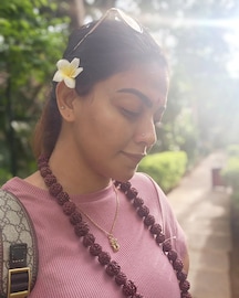 രുദ്രാക്ഷം കഴുത്തിലിട്ട്, മേക്കപ്പില്ലാതെ അനുശ്രീ;  ആത്മീയതയുടെ സമയമെന്ന് താരം