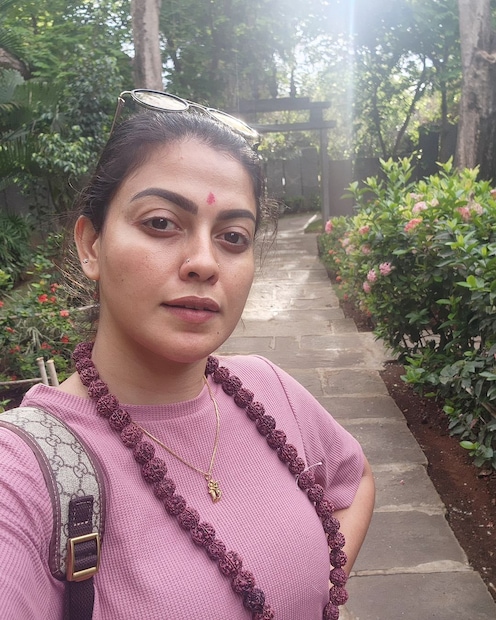   ഇതിനൊപ്പം വളരെ പോസിറ്റീവായ ക്യാപ്ഷനും അനുശ്രീ നല്‍കിയിട്ടുണ്ട്. 'ആത്മീയതയുടെ സമയം. ഒന്നും പ്രതീക്ഷിക്കരുത്. ആരെയും കുറ്റപ്പെടുത്തരുത്. നിങ്ങളുടെ സന്തോഷവും സങ്കടങ്ങളും ഉള്ളില്‍ തന്നെ സൂക്ഷിക്കുക. എല്ലാം ശരിയാവും' എന്നാണ് അനുശ്രീ കുറിച്ചിരിയ്ക്കുന്നത്. 