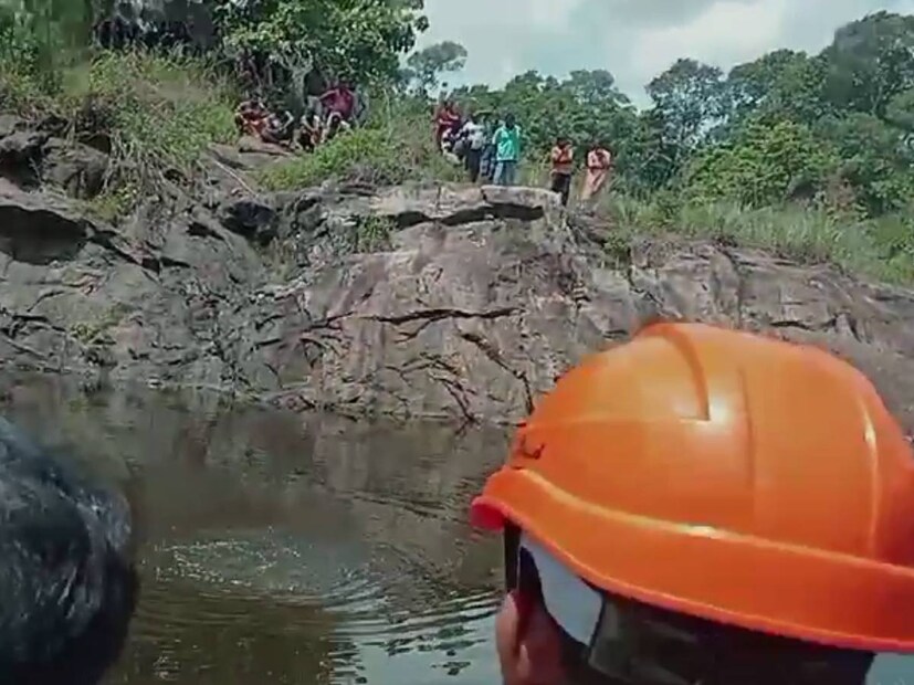  ശനിയാഴ്ച ഉച്ചയ്ക്ക് 12 മണിയോടെയാണ് രണ്ട് കുട്ടികളും ഇവിടെ എത്തിയതെന്നാണ് സംശയിക്കുന്നത്. ചൂണ്ടയിടുന്നതിനിടെ ഒരാൾ കാൽ വഴുതി കുളത്തിൽ വീഴുകയും രക്ഷിക്കാൻ ശ്രമിക്കവേ രണ്ടാമത്തെ കുട്ടിയും വെള്ളത്തിൽ വീഴുകയായിരുന്നുവെന്നാണ് വിവരം.
