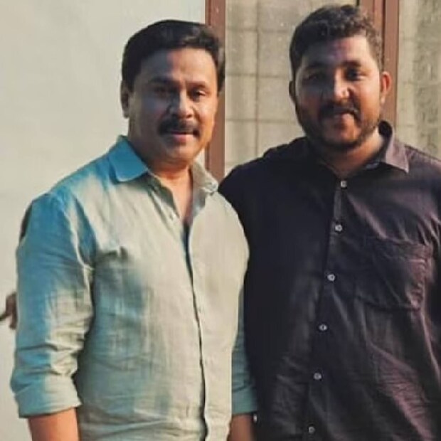 സഹപ്രവർത്തകരെ അവരുടെ മോശംകാലത്ത് ചേർത്ത് നിർത്തുന്ന ആൾ കൂടിയാണ് ദിലീപ്. അപകട ശേഷം മിമിക്രി, സ്റ്റേജ് താരം മഹേഷ് കുഞ്ഞുമോനെ ദിലീപ് സമ്മാനങ്ങളുമായി കാണാൻ പോയിരുന്നു. വീട്ടിലെത്തിയായിരുന്നു സന്ദർശനം 