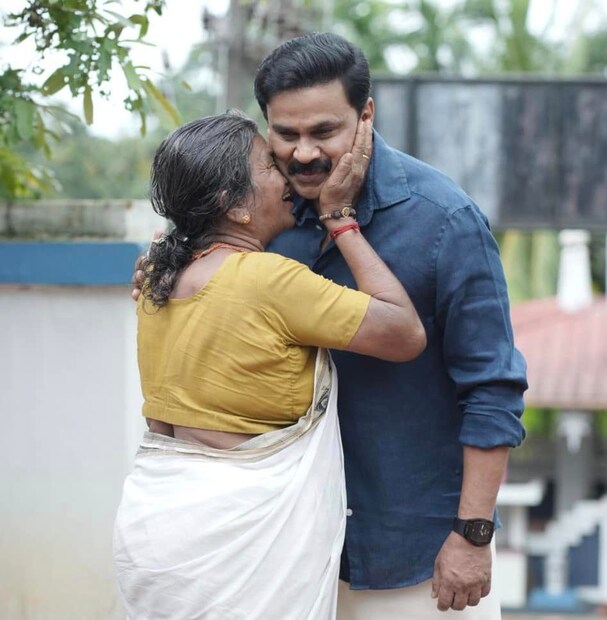 മുൻപൊരു സിനിമയുടെ സെറ്റിൽ ദിലീപിനെ കാണാൻ വന്ന അമ്മയാണ്. ദിലീപിനെ ചേർത്ത് നിർത്തി മുത്തം നൽകിയ ശേഷമേ ഈ അമ്മ സെറ്റിൽ നിന്നും പോയുള്ളൂ 