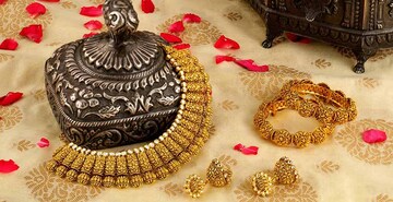 Gold Price Today | ഒരു രക്ഷയുമില്ല! കേരളത്തിൽ സ്വർണ വില വീണ്ടും കുതിച്ചുയരുന്നു; ഇന്ന് കൂടിയത് 600 രൂപ Gold Price Today | ഒരു രക്ഷയുമില്ല! കേരളത്തിൽ സ്വർണ വില വീണ്ടും കുതിച്ചുയരുന്നു; ഇന്ന് കൂടിയത് 600 രൂപ