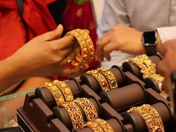 Gold Price Update | ബജറ്റിന് പിന്നാലെ സ്വർണം വീണു; വില ഒറ്റയടിക്ക്  2000 രൂപ കുറഞ്ഞു