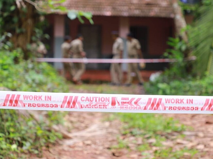  കണ്ണൂർ: തലശേരിയിൽ ആൾപാർപ്പില്ലാത്ത വീട്ടിൽ നിന്നും കിട്ടിയ ബോംബു പൊട്ടിത്തെറിച്ച് വയോധികൻ കൊല്ലപ്പെട്ടു.